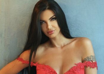 Zaimina ekspozon gjoksin në veshje të hapur