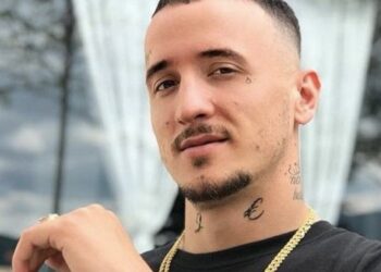 Getinjo shpenzon shifër marramendëse për një veshje të thjeshtë ditore