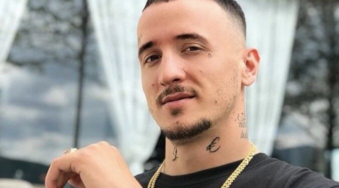 Getinjo shpenzon shifër marramendëse për një veshje të thjeshtë ditore