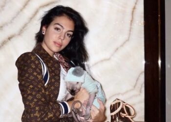 Georgina i dridh të pasmet gjigante para kamerës