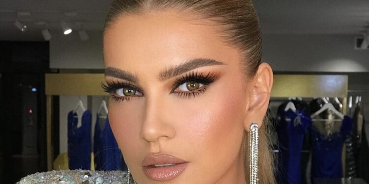 Kush është mashkulli në krahë të Leonora Jakupit?