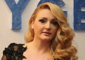 Remzie Osmani bëhet gati me dal, kësaj radhe ja huq me veshjen