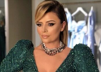 Mimoza ka ‘harruar’ të plaket, shfaqet e veshur me fustanin plot ‘xixa’