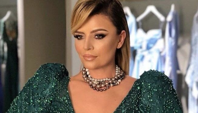 Mimoza ka ‘harruar’ të plaket, shfaqet e veshur me fustanin plot ‘xixa’