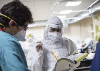 Ja si përhapet koronavirusi në shtëpi, restorante dhe klasat e shkollës