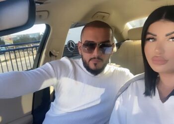 Gruaja e Gold Ag ulet prapa në veturë – vjehrra e ka vendin para