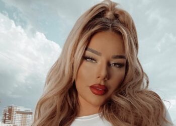 Rrobat e ngushta ia vizatojnë krejt Taynes