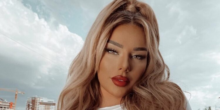 Rrobat e ngushta ia vizatojnë krejt Taynes