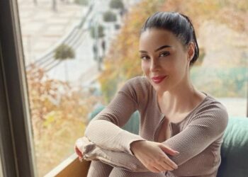 Xhensila Myrtezaj nuk heziton të shfaq të pasmet