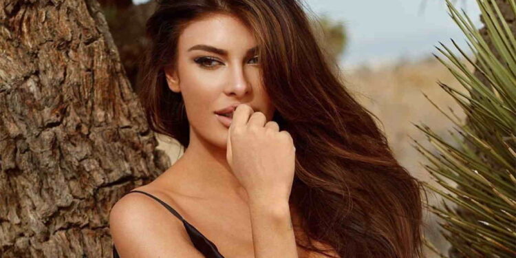 Angela Martini një supermodele, ekspozon linjat në top formë