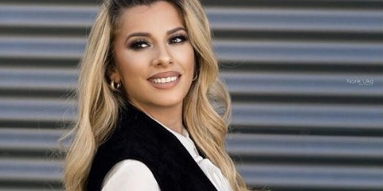 Qëndresën e Labit e fotografojnë në rrugë, kështu mundohet ta fshehë se është shtatzënë