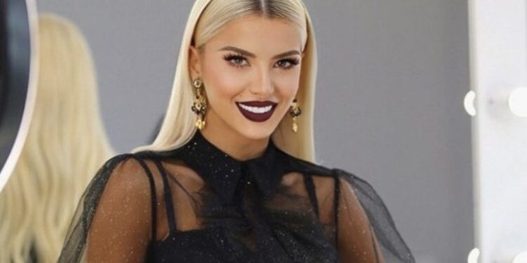 Do të befasoheni, kështu duket Marina kur zgjohet nga gjumi