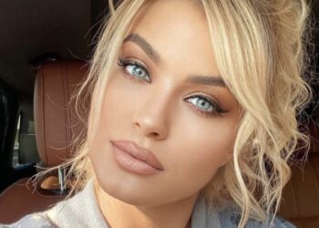 Pamja e Afrona Dikes pa make-up ju le pa fjalë