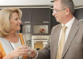 Shkurte Fejza dhe bashkëshorti po kënaqen si dy adoleshentë