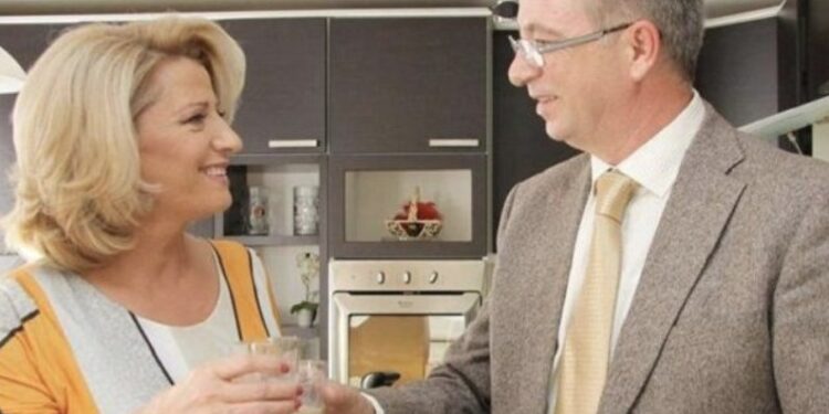 Shkurte Fejza dhe bashkëshorti po kënaqen si dy adoleshentë