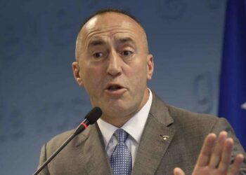 Një bukuroshe tejet tërheqëse, njihuni me asistenten e Ramush Haradinajt