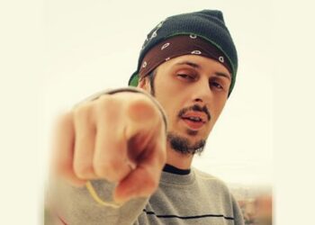 Djali i reperit shqiptar goditet nga vetura në rrugë