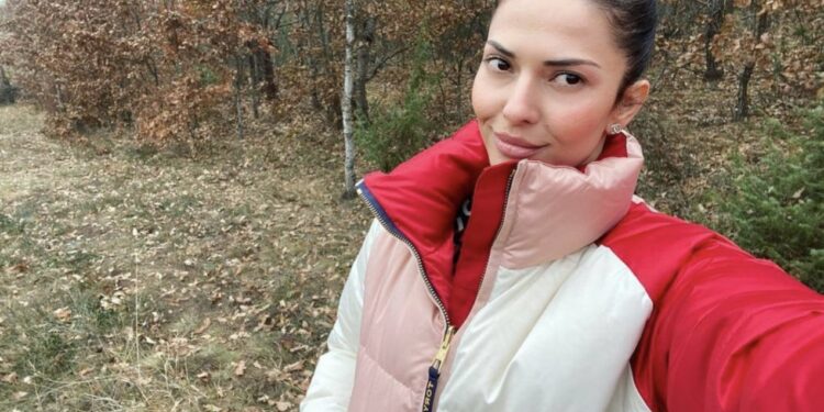 Në prehrin e kujt po qëndron Agnesa Vuthaj dhe kush po e shtrëngon atë