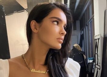 Duke fotografuar trupin nga afër Arbenita i tregon strijat në bark