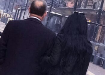 Prishtinasja me të dashurin në mes të sheshit, njerëzit vënë duart në kokë…