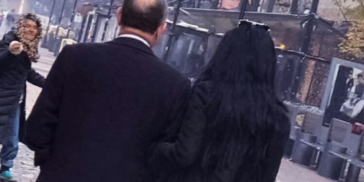 Prishtinasja me të dashurin në mes të sheshit, njerëzit vënë duart në kokë…