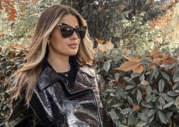 Fjolla e Albanit në minifund, tregon këmbët