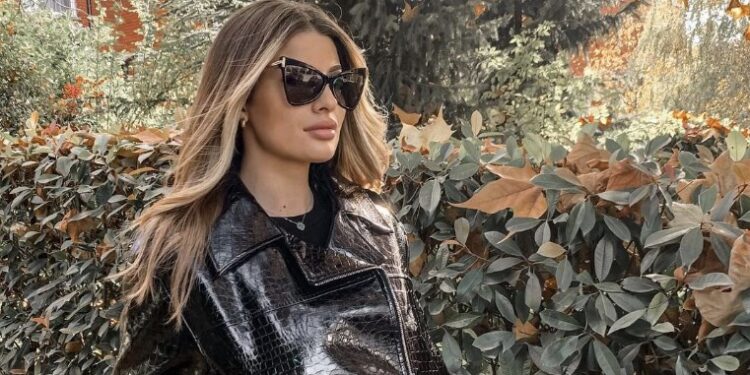 Fjolla e Albanit në minifund, tregon këmbët