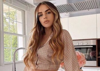 Ariana Fejzullahu pozon nga shtrati