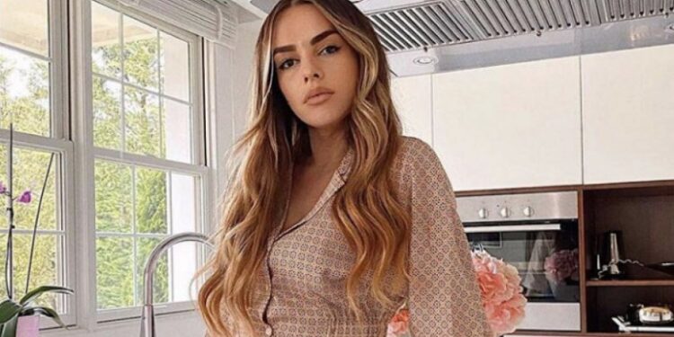 Ariana Fejzullahu pozon nga shtrati