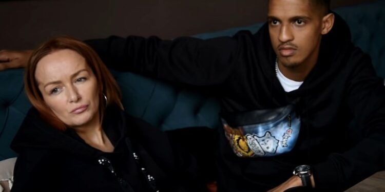 Në mungesë të afrikanit Adriana në përqafim të ‘dikuj tjeter’