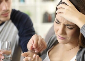 Si ta dalloni që dhimbja e kokës tregon se ke koronavirus