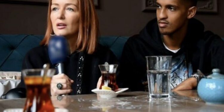 I dashuri i Adrianës: Ajo ende u kërkon leje prindërve për të dalë, ndonjëherë sillet si fëmijë