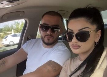 Edhe pak ditë do të bëhet nënë, nusja e Goldit po mëson se si duhet ta mbajë foshnjën