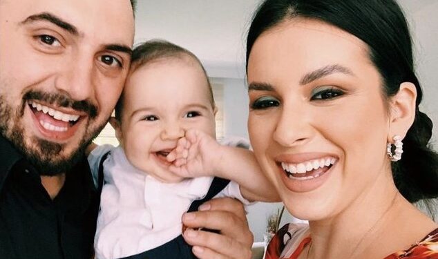 Vjehrra e Elitës publikon foto nga vendi i punës, është veshur e rregulluar si ҫikë e re