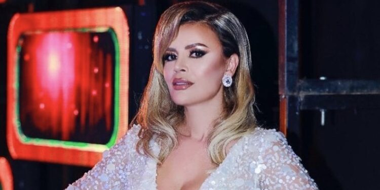 Sa shumë i ka hije Mimozës fustani i kuq