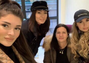 Nëna e Norës dhe Erës shfaqet me bikini, ua kalon çikave të saj me linja!