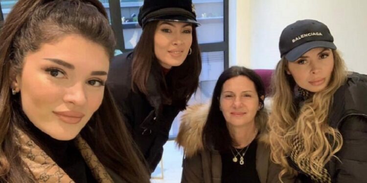 Nëna e Norës dhe Erës shfaqet me bikini, ua kalon çikave të saj me linja!