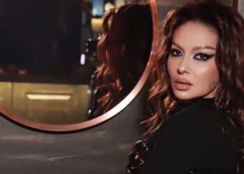 Fustani i lëkurës e bën të duket tërheqëse Adelinën