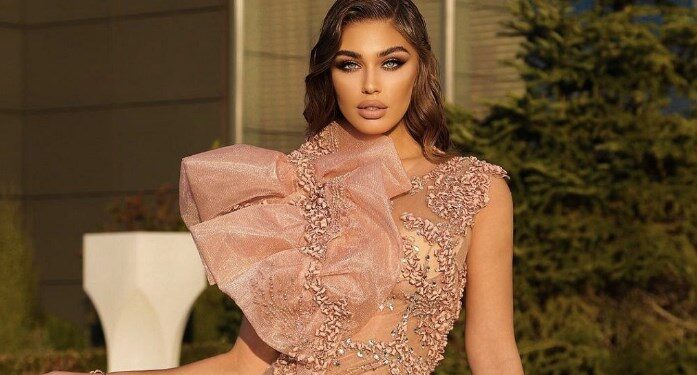 Pasqyra e ‘tradhëton’ ish miss-in, e zbulon se e shoqëron një mashkull në dhomë