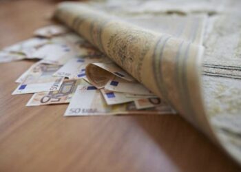 Pse duhet të fusni paratë poshtë tapetit natën e Vitit të Ri