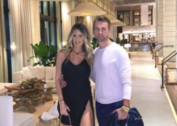 Kështu ia ledhaton barkun burri Afërditës