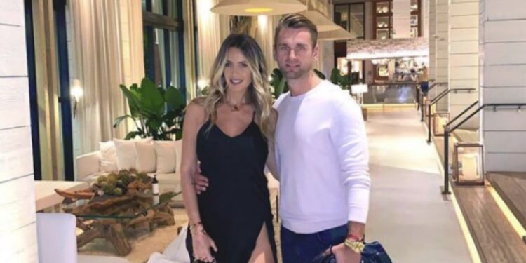 Kështu ia ledhaton barkun burri Afërditës