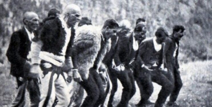 A e dinit pse gratë shqiptare ecin pas burrave?