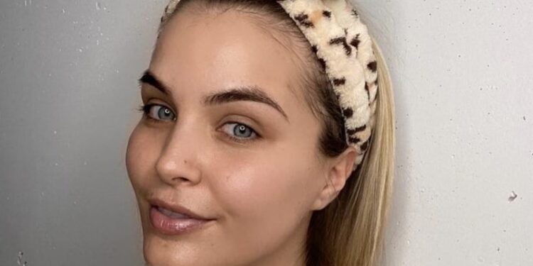 Afrona publikon foto nga shtrati, tregon se me kë po fle