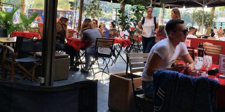 Doli dy herë kafe me një 17-vjeçare, djali mbet pa mend nga kerkesa e vajzës