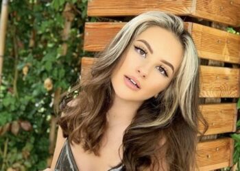 Vajza e vogël e Njomzës shfaqet e veshur me më stil se asnjëherë më parë