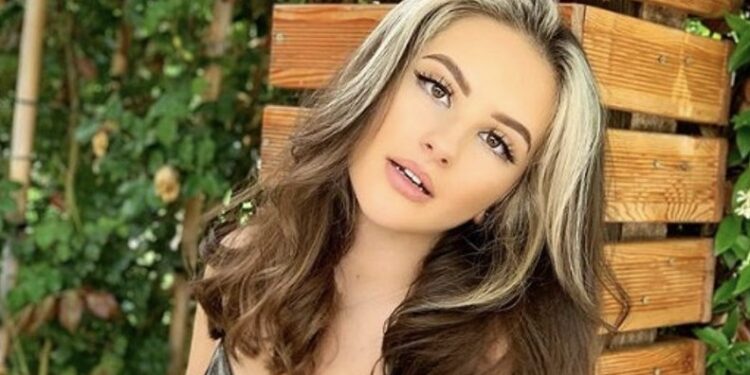 Vajza e vogël e Njomzës shfaqet e veshur me më stil se asnjëherë më parë