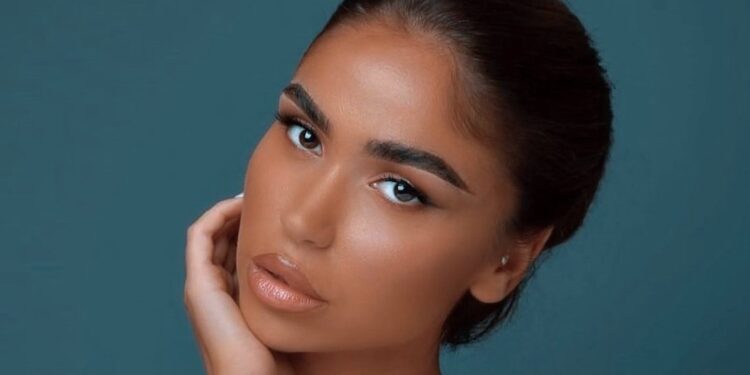 Arta Nitaj e hap bluzën tek pjesa e gjoksit