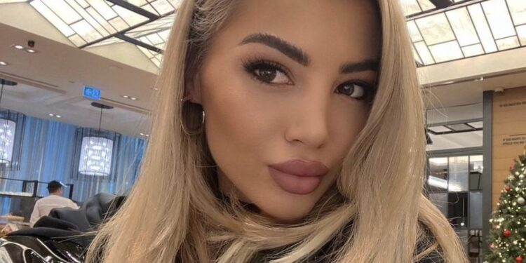 Majlinda Zeka nuk e ndjenë të ftohtit, ja ku ulet