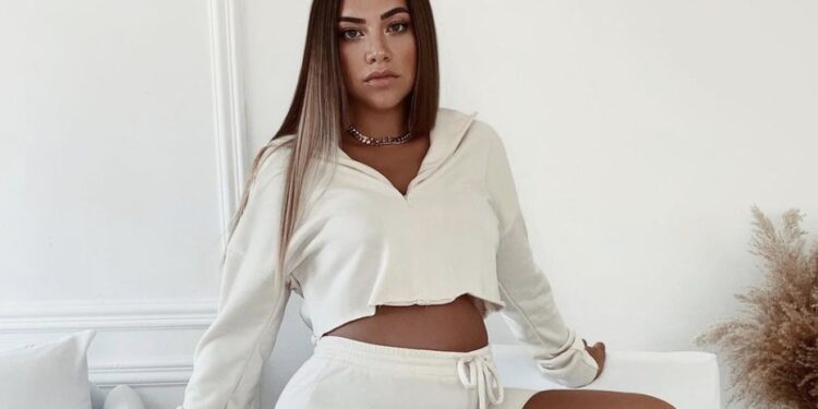 Fustani i ngushtë ia pamundëson ecjen Sares